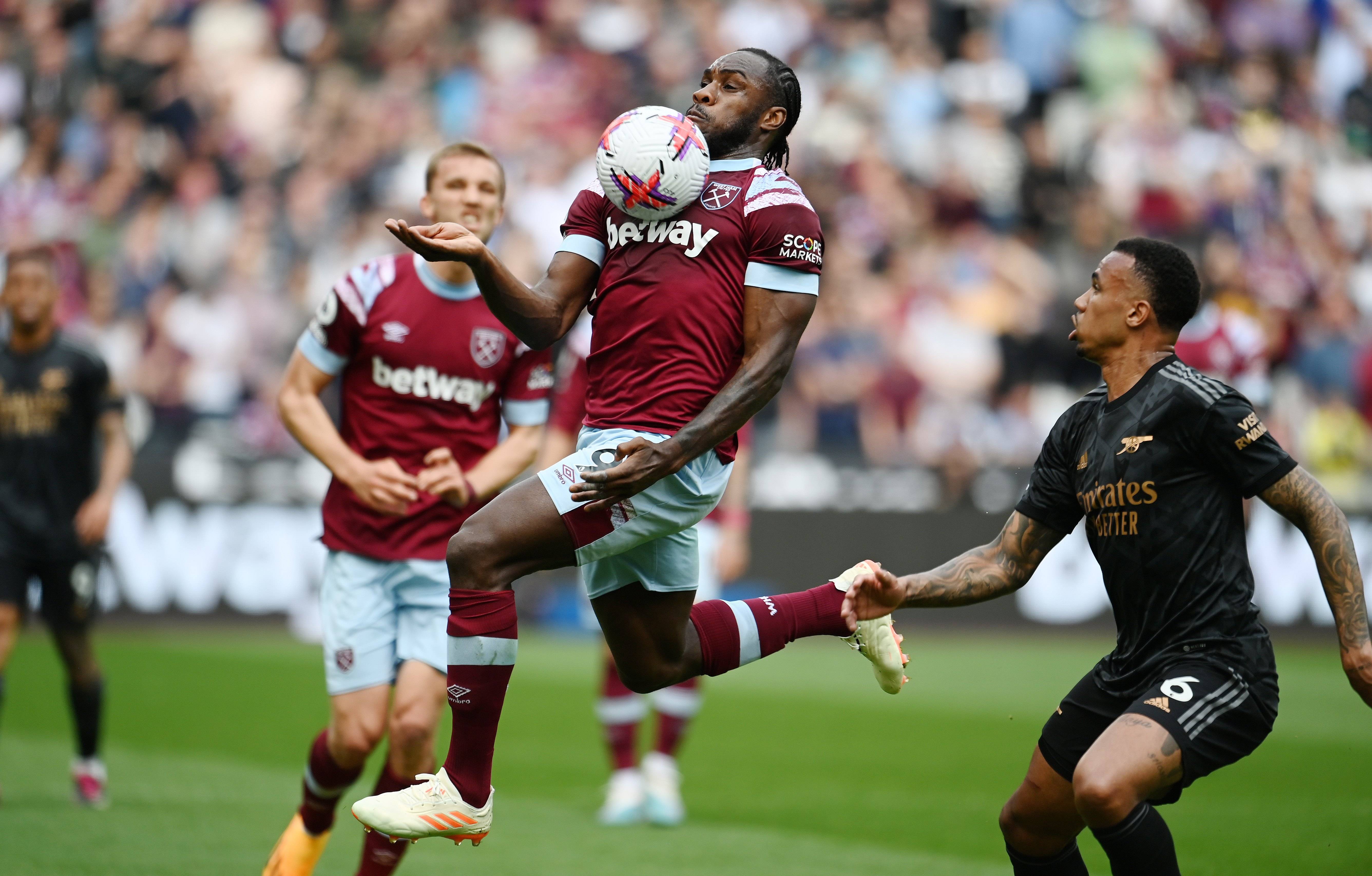 爱游戏在线-曼联客场惨败西汉姆，榜首球队交手遭质疑