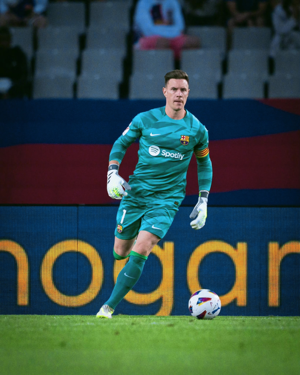 爱游戏-莱万特后卫坚守阵地,成功守住球门