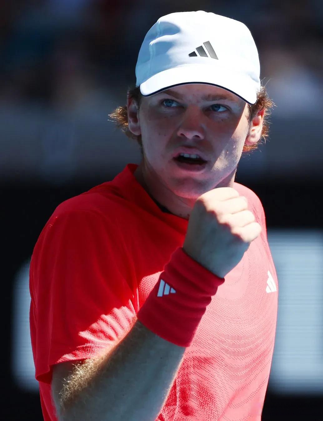 意大利网球队力克日本网球队，西西帕斯绝境逆转